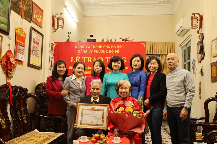 Thường trực Đảng uỷ phường Bồ Đề trao tặng huy hiệu 80 năm tuổi đảng đợt 03/02 tại nhà riêng đảng viên- Ảnh 2.