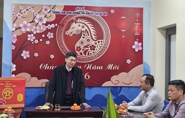 Sở Y tế Hà Nội thăm và tặng quà Tết cho các em nhỏ khuyết tật tại Trung tâm Nuôi dưỡng trẻ khuyết tật Hà Nội- Ảnh 1.