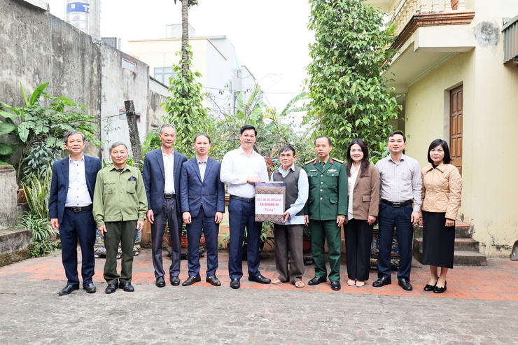 Đồng chí Bí thư Đảng ủy xã Quảng Bị Nguyễn Trường Năng thăm và tặng quà người có công, các cụ tuổi tròn 100 tuổi nhân dịp Tết Bính Ngọ 2026- Ảnh 2.