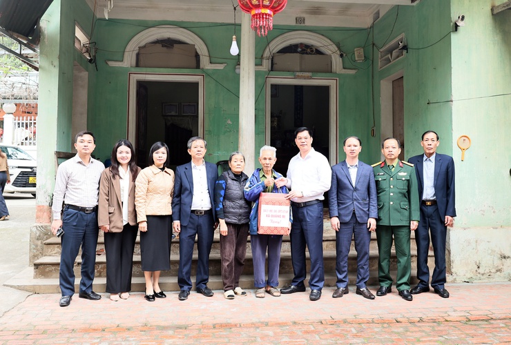 Đồng chí Bí thư Đảng ủy xã Quảng Bị Nguyễn Trường Năng thăm và tặng quà người có công, các cụ tuổi tròn 100 tuổi nhân dịp Tết Bính Ngọ 2026- Ảnh 3.