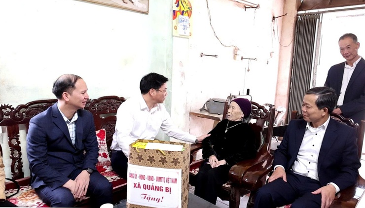 Đồng chí Bí thư Đảng ủy xã Quảng Bị Nguyễn Trường Năng thăm và tặng quà người có công, các cụ tuổi tròn 100 tuổi nhân dịp Tết Bính Ngọ 2026- Ảnh 5.