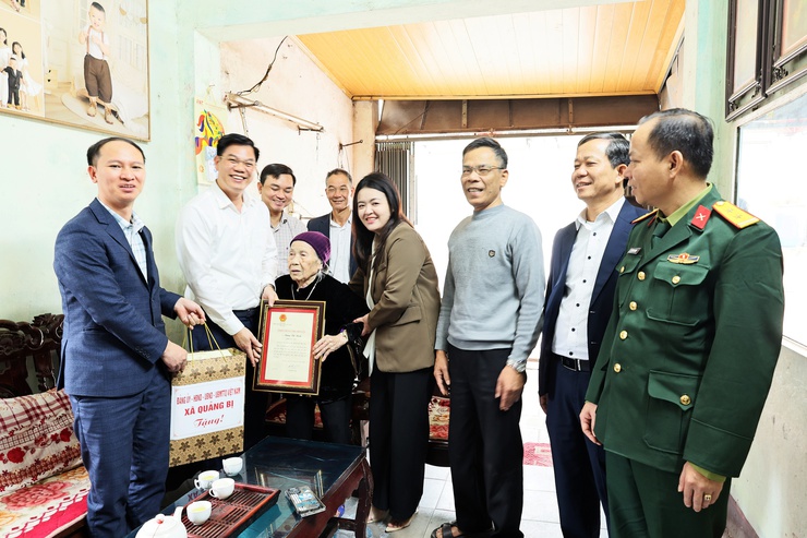 Đồng chí Bí thư Đảng ủy xã Quảng Bị Nguyễn Trường Năng thăm và tặng quà người có công, các cụ tuổi tròn 100 tuổi nhân dịp Tết Bính Ngọ 2026- Ảnh 6.