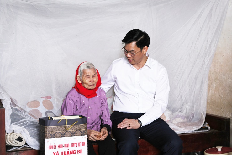 Đồng chí Bí thư Đảng ủy xã Quảng Bị Nguyễn Trường Năng thăm và tặng quà người có công, các cụ tuổi tròn 100 tuổi nhân dịp Tết Bính Ngọ 2026- Ảnh 4.