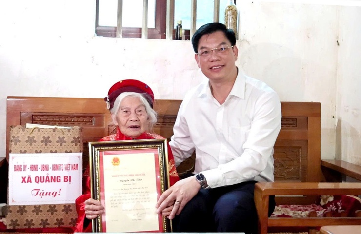 Đồng chí Bí thư Đảng ủy xã Quảng Bị Nguyễn Trường Năng thăm và tặng quà người có công, các cụ tuổi tròn 100 tuổi nhân dịp Tết Bính Ngọ 2026- Ảnh 7.