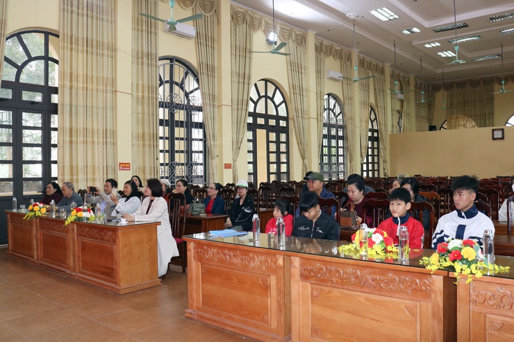 UBND xã Quảng Bị, Câu lạc bộ Dân Vũ Tổ dân phố 1 Phường Hà Đông: Tặng quà co trẻ em  có hoàn cảnh khó khăn nhân dịp tết nguyên đán Bính Ngọ 2026- Ảnh 1.