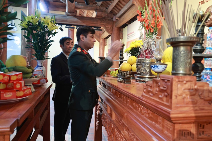 HỘI CỰU CÔNG AN NHÂN DÂN XÃ ƯNG THIÊN DÂNG HƯƠNG TẠI KHU LƯU NIỆM TRƯỞNG BAN THƯỜNG TRỰC QUỐC HỘI BÙI BẰNG ĐOÀN- Ảnh 8.