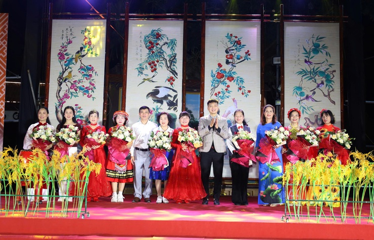 Sôi nổi chương trình giao lưu ca vũ nhạc các câu lạc bộ phường Tùng Thiện- Ảnh 1.