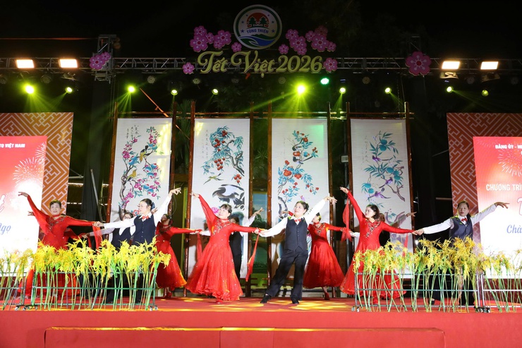 Sôi nổi chương trình giao lưu ca vũ nhạc các câu lạc bộ phường Tùng Thiện- Ảnh 4.