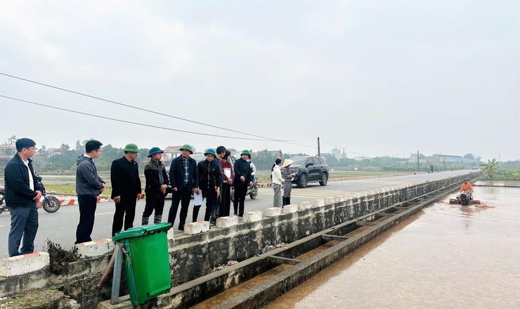 Lãnh đạo UBND xã Phúc Lộc tổ chức kiểm tra công tác lấy nước phục vụ sản xuất nông nghiệp vụ Xuân 2026- Ảnh 2.