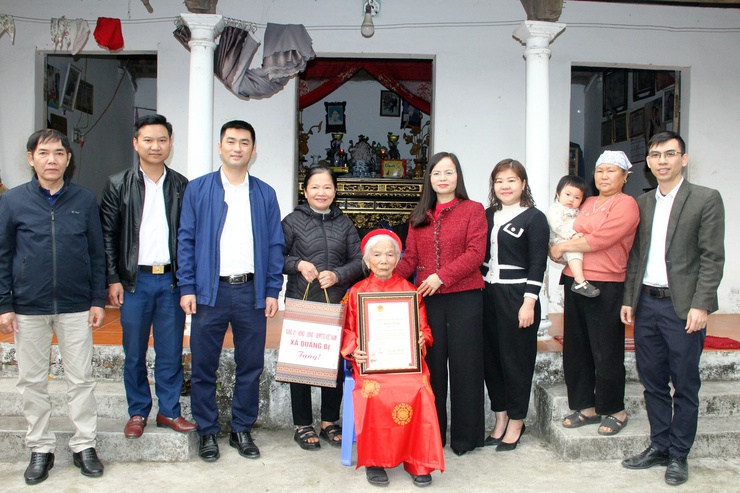 Đồng chí Phó Bí thư Thường trực Đảng ủy xã Quảng Bị Lê Thị Hạnh thăm và trao quà Tết đến người có công, người cao tuổi tròn 100 tuổi tại các thôn- Ảnh 1.