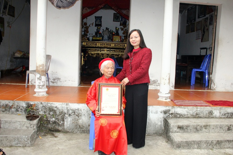 Đồng chí Phó Bí thư Thường trực Đảng ủy xã Quảng Bị Lê Thị Hạnh thăm và trao quà Tết đến người có công, người cao tuổi tròn 100 tuổi tại các thôn- Ảnh 2.