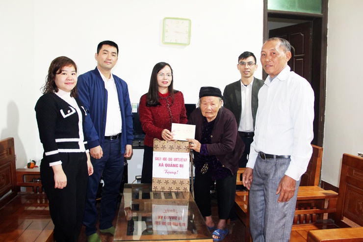 Đồng chí Phó Bí thư Thường trực Đảng ủy xã Quảng Bị Lê Thị Hạnh thăm và trao quà Tết đến người có công, người cao tuổi tròn 100 tuổi tại các thôn- Ảnh 3.