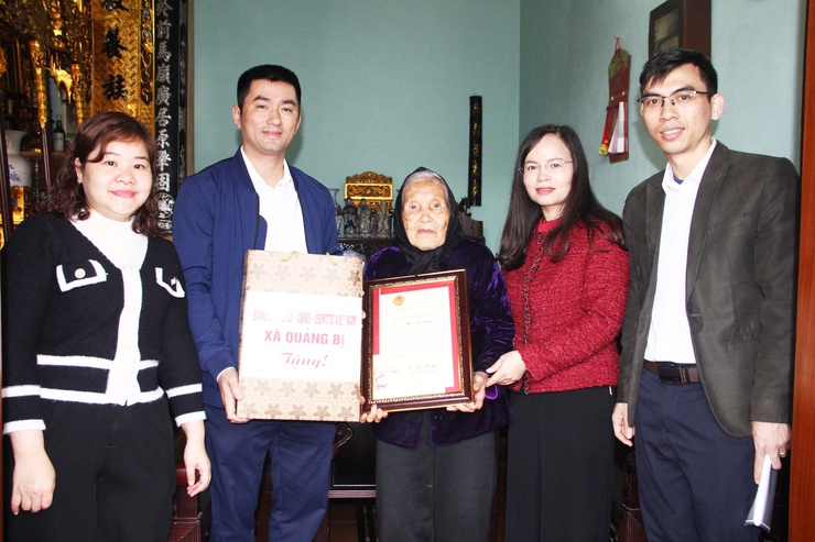 Đồng chí Phó Bí thư Thường trực Đảng ủy xã Quảng Bị Lê Thị Hạnh thăm và trao quà Tết đến người có công, người cao tuổi tròn 100 tuổi tại các thôn- Ảnh 4.