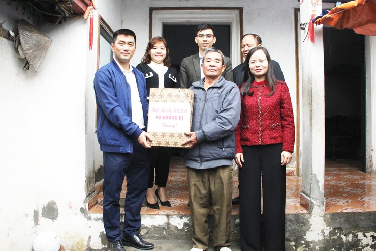 Đồng chí Phó Bí thư Thường trực Đảng ủy xã Quảng Bị Lê Thị Hạnh thăm và trao quà Tết đến người có công, người cao tuổi tròn 100 tuổi tại các thôn- Ảnh 5.