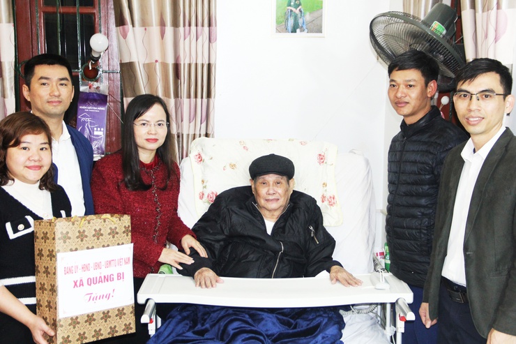 Đồng chí Phó Bí thư Thường trực Đảng ủy xã Quảng Bị Lê Thị Hạnh thăm và trao quà Tết đến người có công, người cao tuổi tròn 100 tuổi tại các thôn- Ảnh 6.