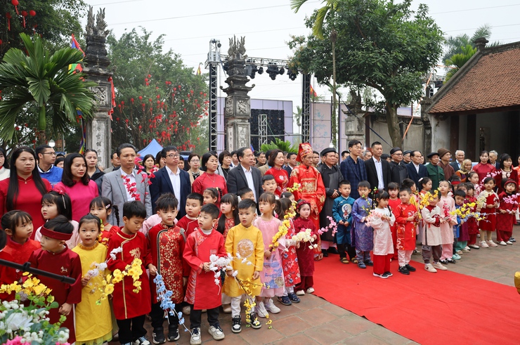 Phường Tùng Thiện tổ chức Lễ dâng hương Đức Thánh Tản Viên Sơn tại Di tích lịch sử Đình Thanh Vị- Ảnh 1.