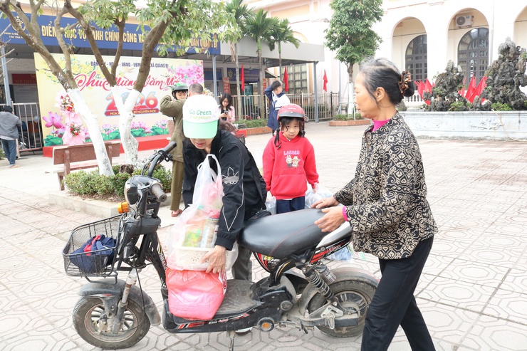 UBND xã Quảng Bị, Câu lạc bộ Dân Vũ Tổ dân phố 1 Phường Hà Đông: Tặng quà co trẻ em  có hoàn cảnh khó khăn nhân dịp tết nguyên đán Bính Ngọ 2026- Ảnh 6.