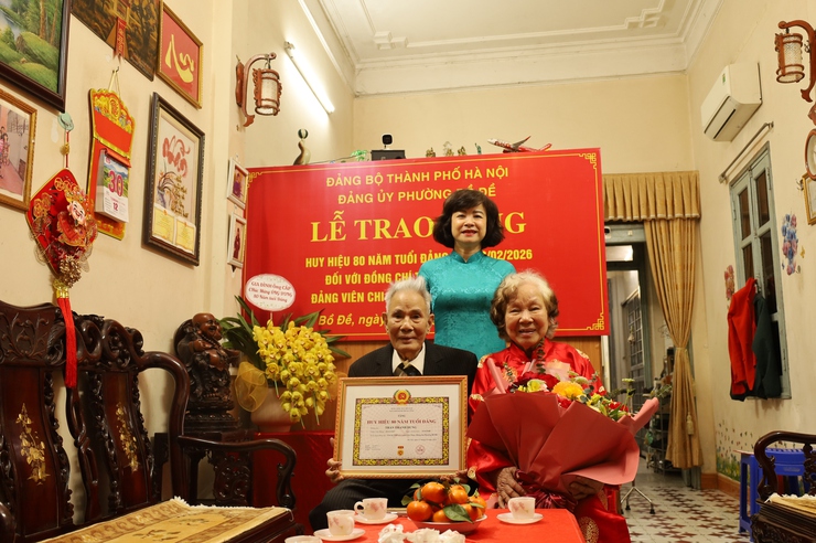 Thường trực Đảng uỷ phường Bồ Đề trao tặng huy hiệu 80 năm tuổi đảng đợt 03/02 tại nhà riêng đảng viên- Ảnh 1.