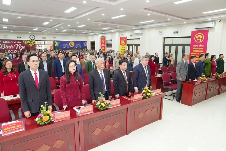 Phường Định Công: Trao tặng Huy hiệu Đảng cho 103 đảng viên
- Ảnh 1.