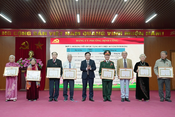 Phường Định Công: Trao tặng Huy hiệu Đảng cho 103 đảng viên
- Ảnh 3.