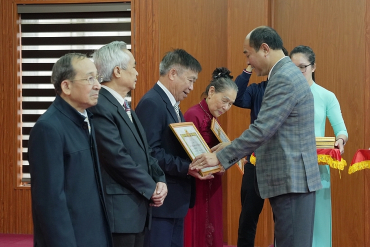 Phường Định Công: Trao tặng Huy hiệu Đảng cho 103 đảng viên
- Ảnh 4.