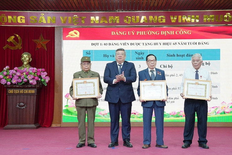 Phường Định Công: Trao tặng Huy hiệu Đảng cho 103 đảng viên
- Ảnh 2.