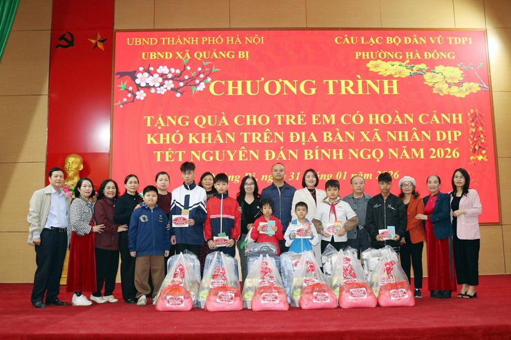 UBND xã Quảng Bị, Câu lạc bộ Dân Vũ Tổ dân phố 1 Phường Hà Đông: Tặng quà co trẻ em  có hoàn cảnh khó khăn nhân dịp tết nguyên đán Bính Ngọ 2026- Ảnh 3.