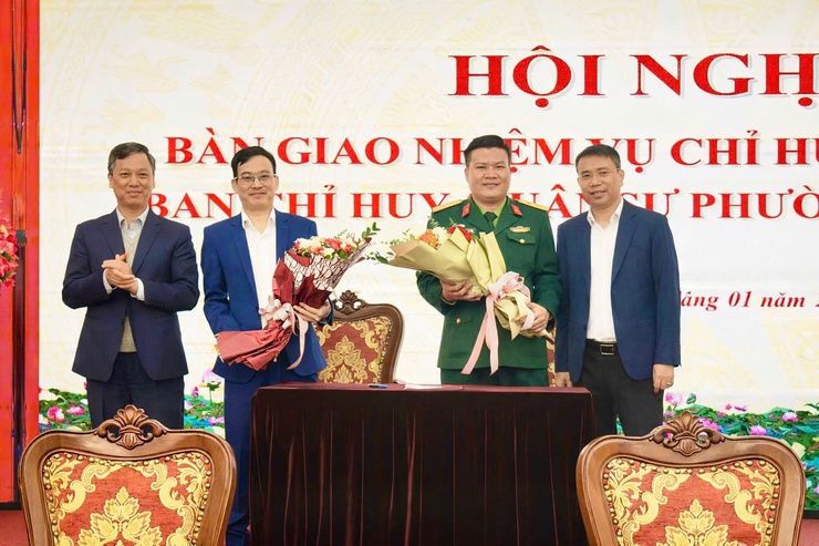 Phường Từ Liêm tổ chức hội nghị bàn giao nhiệm vụ Chỉ huy trưởng Ban Chỉ huy Quân sự phường

- Ảnh 4.
