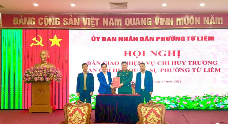 Phường Từ Liêm tổ chức hội nghị bàn giao nhiệm vụ Chỉ huy trưởng Ban Chỉ huy Quân sự phường

- Ảnh 2.