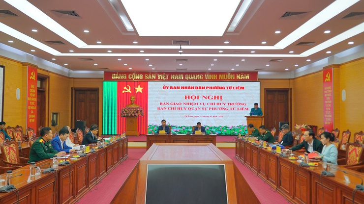 Phường Từ Liêm tổ chức hội nghị bàn giao nhiệm vụ Chỉ huy trưởng Ban Chỉ huy Quân sự phường

- Ảnh 1.