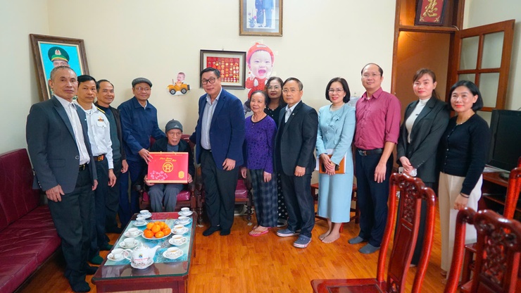 Đồng chí Bí thư Đảng ủy Nguyễn Quang Hiếu cùng đoàn công tác thăm, tặng quà gia đình chính sách và chúc thọ người cao tuổi nhân dịp Tết Nguyên đán Bính Ngọ 2026- Ảnh 1.