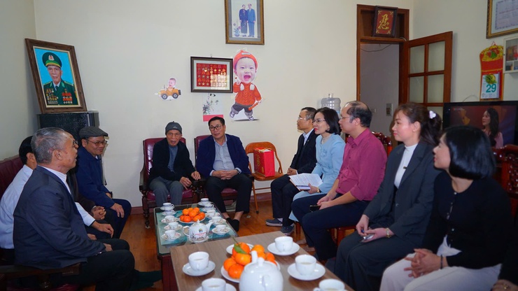 Đồng chí Bí thư Đảng ủy Nguyễn Quang Hiếu cùng đoàn công tác thăm, tặng quà gia đình chính sách và chúc thọ người cao tuổi nhân dịp Tết Nguyên đán Bính Ngọ 2026- Ảnh 2.