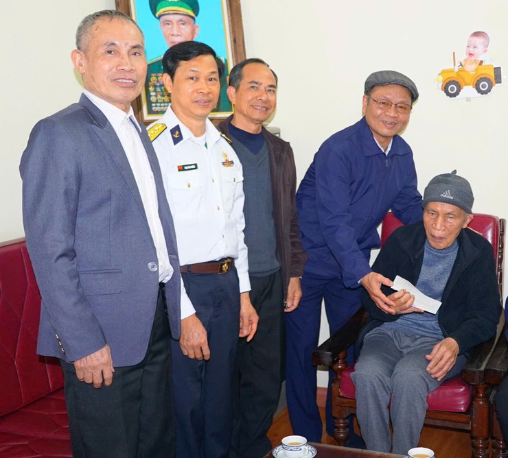 Đồng chí Bí thư Đảng ủy Nguyễn Quang Hiếu cùng đoàn công tác thăm, tặng quà gia đình chính sách và chúc thọ người cao tuổi nhân dịp Tết Nguyên đán Bính Ngọ 2026- Ảnh 4.