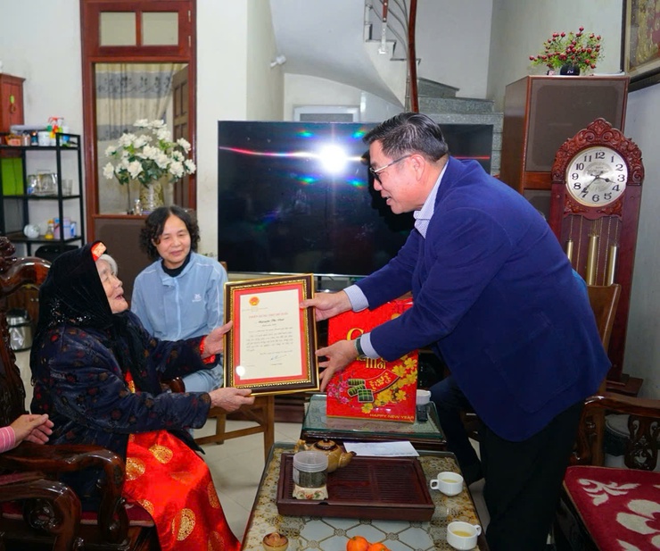 Đồng chí Bí thư Đảng ủy Nguyễn Quang Hiếu cùng đoàn công tác thăm, tặng quà gia đình chính sách và chúc thọ người cao tuổi nhân dịp Tết Nguyên đán Bính Ngọ 2026- Ảnh 3.