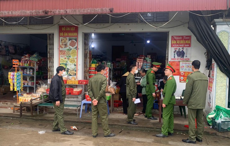 Công an xã Minh Châu ra quân giải quyết điểm nghẽn trật tự đô thị, xây dựng địa bàn văn minh, kỷ cương.- Ảnh 1.