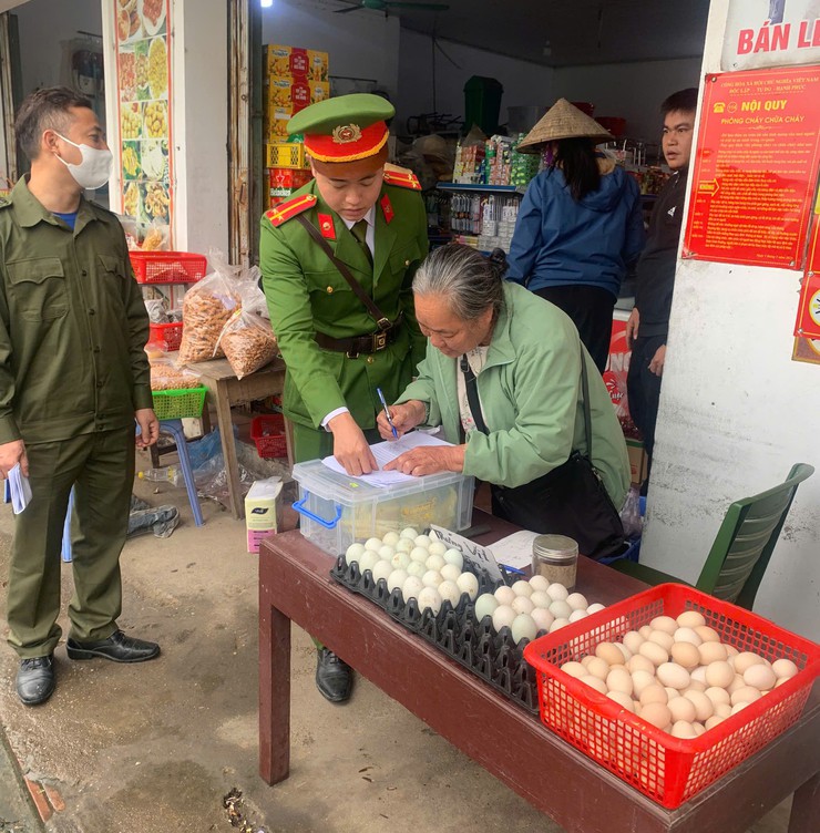 Công an xã Minh Châu ra quân giải quyết điểm nghẽn trật tự đô thị, xây dựng địa bàn văn minh, kỷ cương.- Ảnh 2.