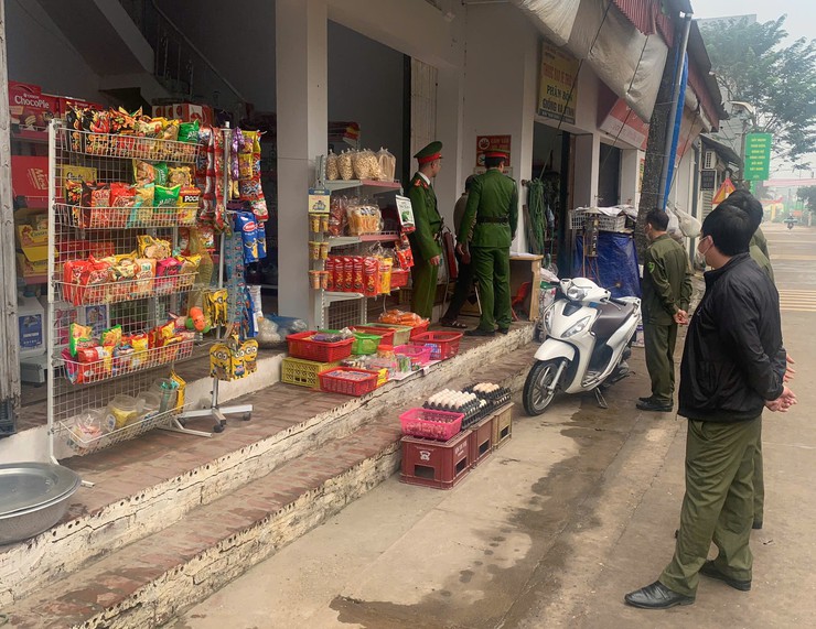 Công an xã Minh Châu ra quân giải quyết điểm nghẽn trật tự đô thị, xây dựng địa bàn văn minh, kỷ cương.- Ảnh 4.