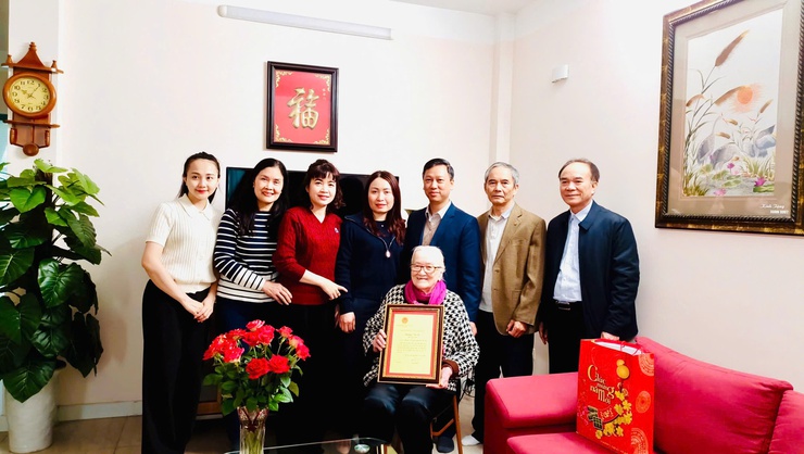 Đảng ủy - HĐND - UBND - UBMTTQ Việt Nam phường Từ Liêm tổ chức đoàn đi thăm, tặng quà một số gia đình chính sách có hoàn cảnh khó khăn và chúc thọ người cao tuổi tròn 100 tuổi trên địa bàn phường
- Ảnh 1.