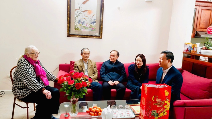 Đảng ủy - HĐND - UBND - UBMTTQ Việt Nam phường Từ Liêm tổ chức đoàn đi thăm, tặng quà một số gia đình chính sách có hoàn cảnh khó khăn và chúc thọ người cao tuổi tròn 100 tuổi trên địa bàn phường
- Ảnh 3.