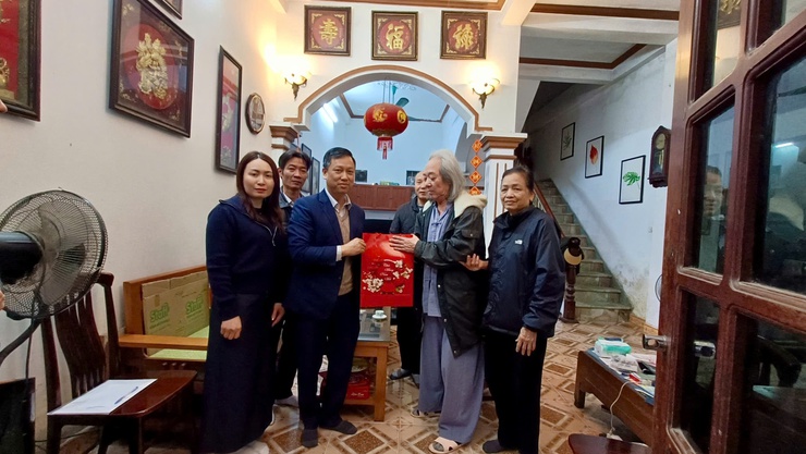 Đảng ủy - HĐND - UBND - UBMTTQ Việt Nam phường Từ Liêm tổ chức đoàn đi thăm, tặng quà một số gia đình chính sách có hoàn cảnh khó khăn và chúc thọ người cao tuổi tròn 100 tuổi trên địa bàn phường
- Ảnh 2.