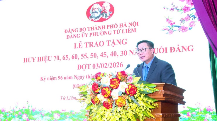 Phường Từ Liêm tổ chức Lễ trao tặng Huy hiệu Đảng đợt 03/02/2026- Ảnh 4.