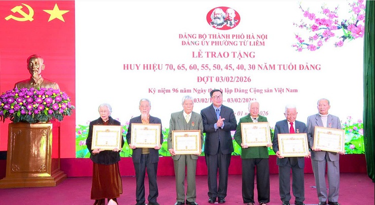 Phường Từ Liêm tổ chức Lễ trao tặng Huy hiệu Đảng đợt 03/02/2026- Ảnh 3.