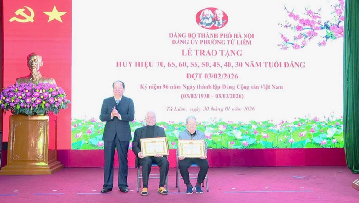 Phường Từ Liêm tổ chức Lễ trao tặng Huy hiệu Đảng đợt 03/02/2026- Ảnh 2.