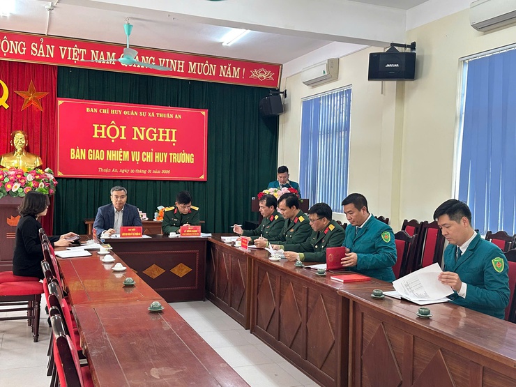 Hội nghị bàn giao nhiệm vụ Chỉ huy trưởng Ban Chỉ huy Quân sự xã Thuận An- Ảnh 1.