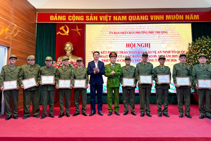 Phường Phú Thượng tổ chức hội nghị tổng kết phong trào “Toàn dân bảo vệ an ninh Tổ Quốc” và tổng kết các Ban chỉ đạo UBND phường- Ảnh 4.