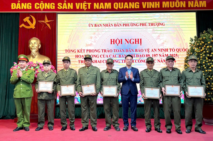 Phường Phú Thượng tổ chức hội nghị tổng kết phong trào “Toàn dân bảo vệ an ninh Tổ Quốc” và tổng kết các Ban chỉ đạo UBND phường- Ảnh 5.