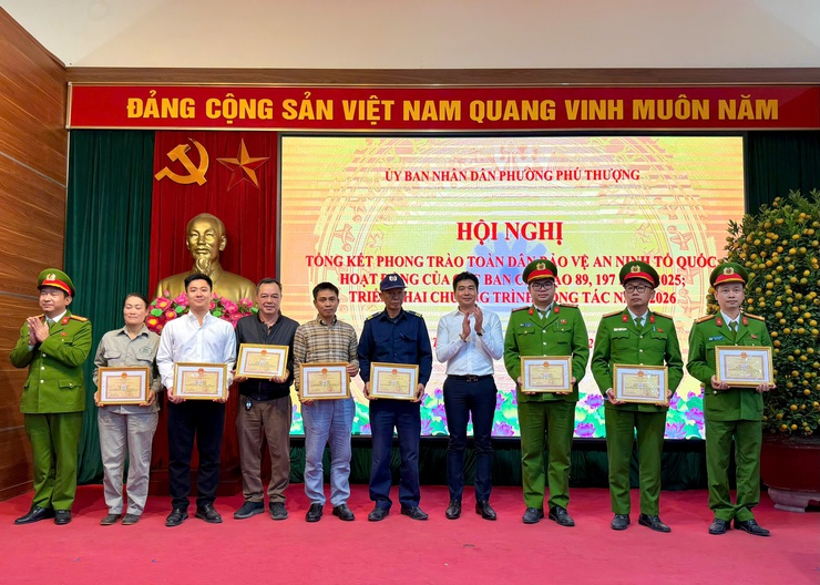 Phường Phú Thượng tổ chức hội nghị tổng kết phong trào “Toàn dân bảo vệ an ninh Tổ Quốc” và tổng kết các Ban chỉ đạo UBND phường- Ảnh 8.