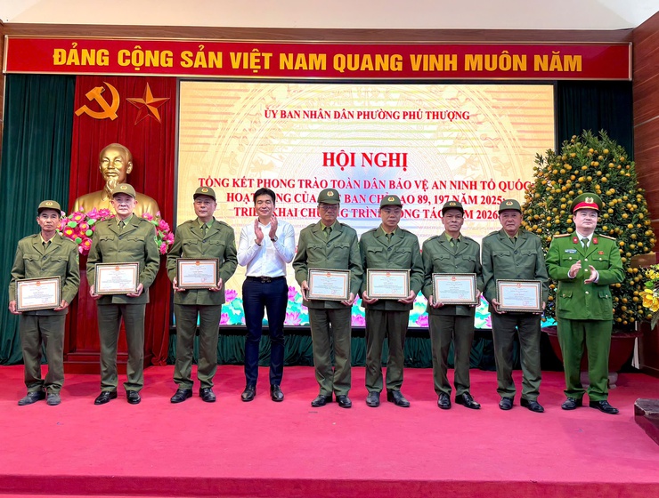 Phường Phú Thượng tổ chức hội nghị tổng kết phong trào “Toàn dân bảo vệ an ninh Tổ Quốc” và tổng kết các Ban chỉ đạo UBND phường- Ảnh 6.
