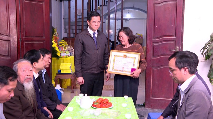 Ban Thường vụ Đảng ủy xã Hát Môn tổ chức truy tặng Huy hiệu Đảng đợt 03/02/2026 đối với 02 đảng viên đã từ trần - Ảnh 2.