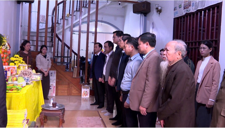 Ban Thường vụ Đảng ủy xã Hát Môn tổ chức truy tặng Huy hiệu Đảng đợt 03/02/2026 đối với 02 đảng viên đã từ trần - Ảnh 1.